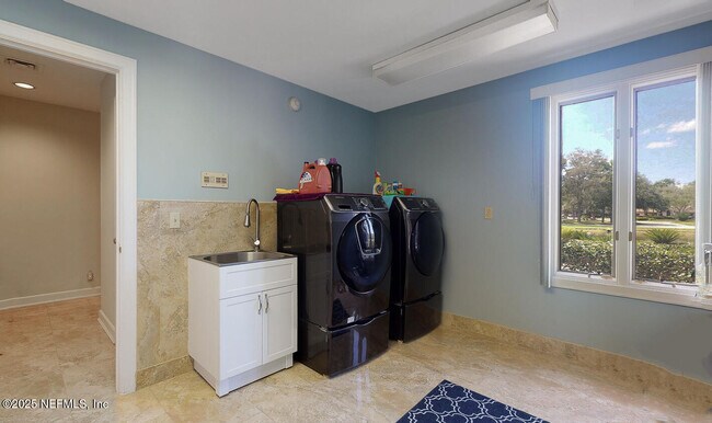 Building Photo - 7987 Hollyridge Rd