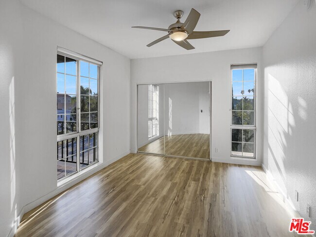 Building Photo - 585 N Rossmore Ave