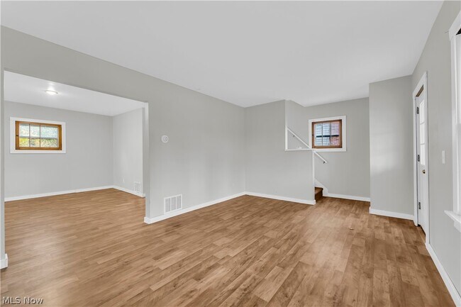 Building Photo - 485 E Archwood Ave