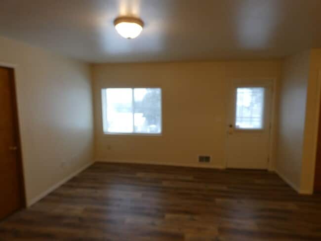 Building Photo - **Spacious Duplex** Lower Level