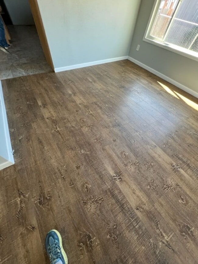 Building Photo - Large 3 Bedroom 2 Bath with Fenced Yard