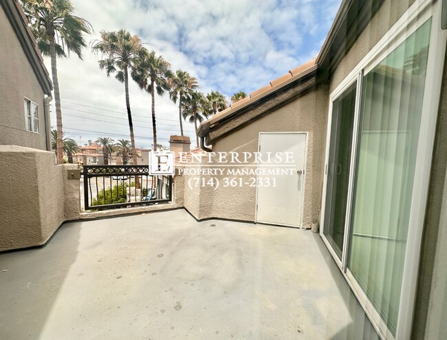 Building Photo - Top-Floor 2-Bed Condo in Huntington Beach | Walk to Beach