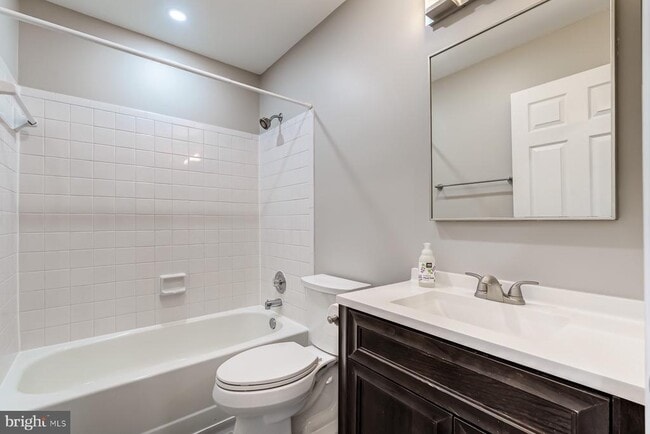 Building Photo - 7490 Laurel Oak Ct