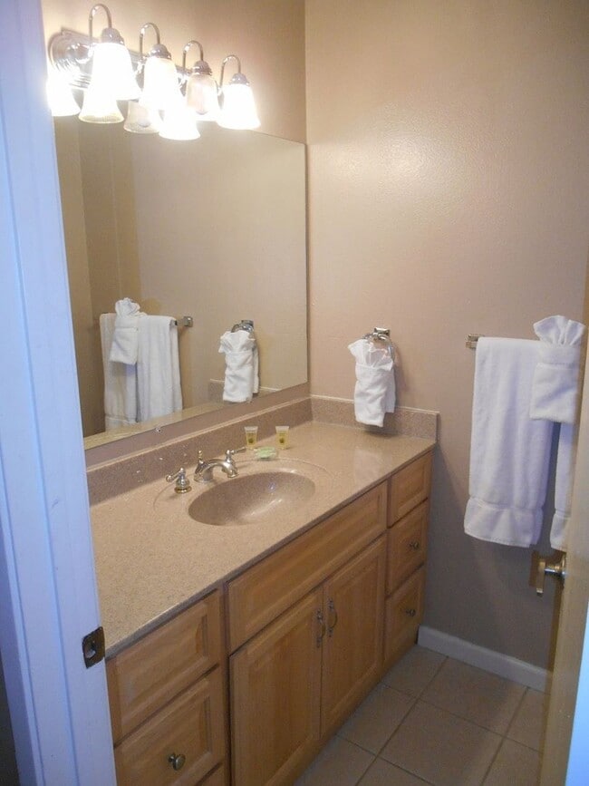 Building Photo - 2 bedroom plus loft condo with carport