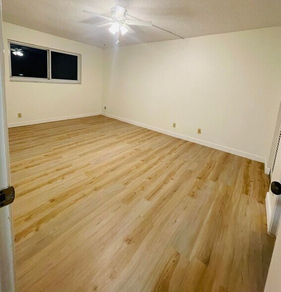 Building Photo - 725 Lori Dr