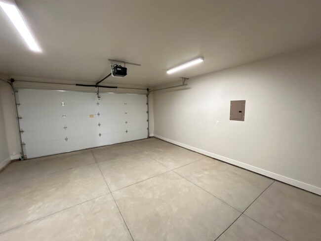 Building Photo - Beautiful Townhome!