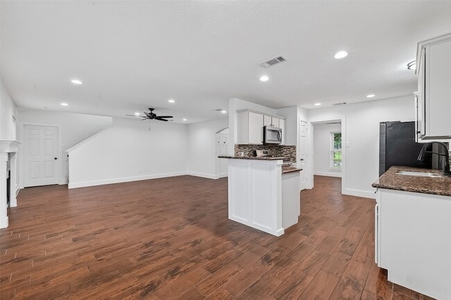 Building Photo - 2018 Village Ct Ln