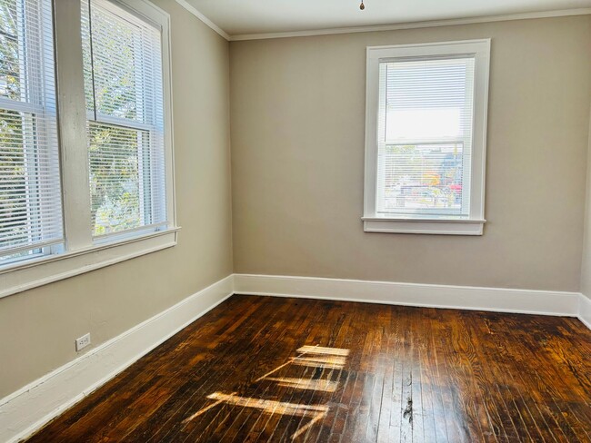 Building Photo - Charming Apartment Downtown Columbia