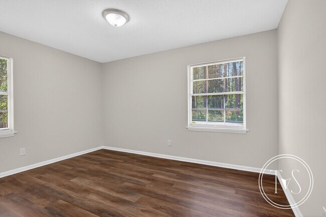 Building Photo - 113 Elm St