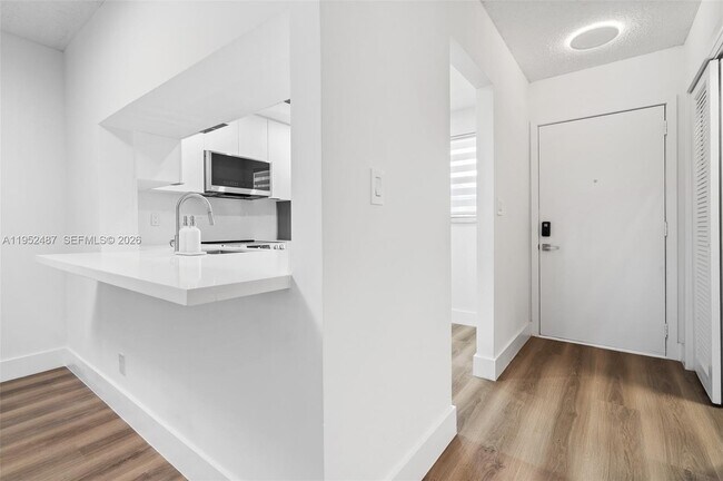 Building Photo - 901 NE 14th Ave