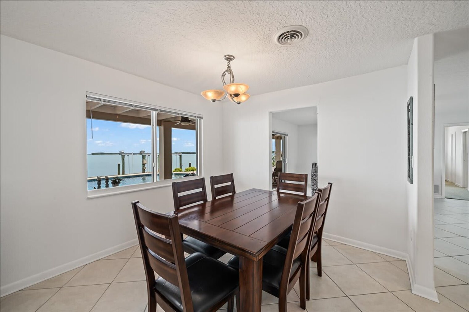 Building Photo - 17 Country Club Rd