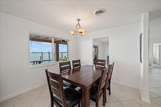 Building Photo - 17 Country Club Rd