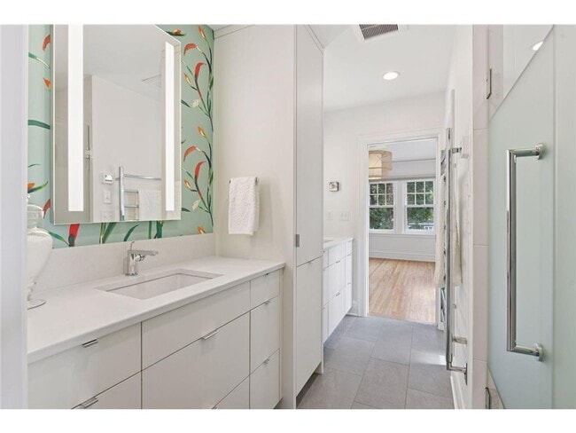 Building Photo - 3933 Zenith Ave S