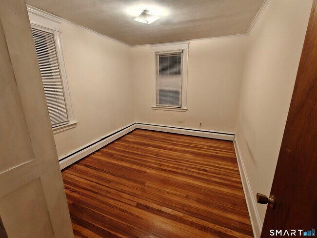 Building Photo - 387 Plainville Ave