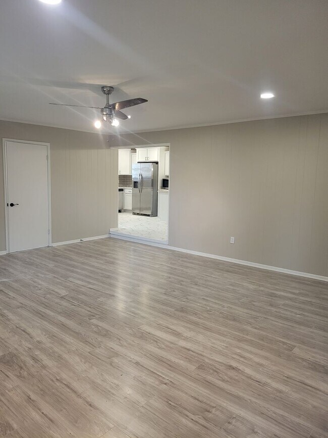 Building Photo - 6615 Blue Bird Dr