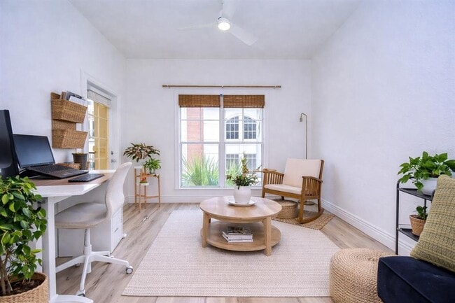 Building Photo - 2410 W Azeele St