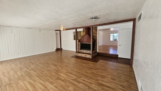 Building Photo - 4bed 2 bath
