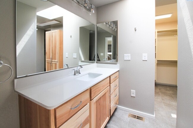 Building Photo - 4 BD, 4 BA House in Kennewick- Views of th...