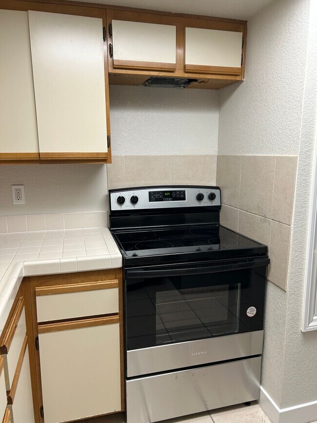 Building Photo - 2 bed ground floor unit  fully remodeled