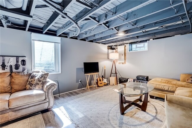Building Photo - 20 Meadow View Dr
