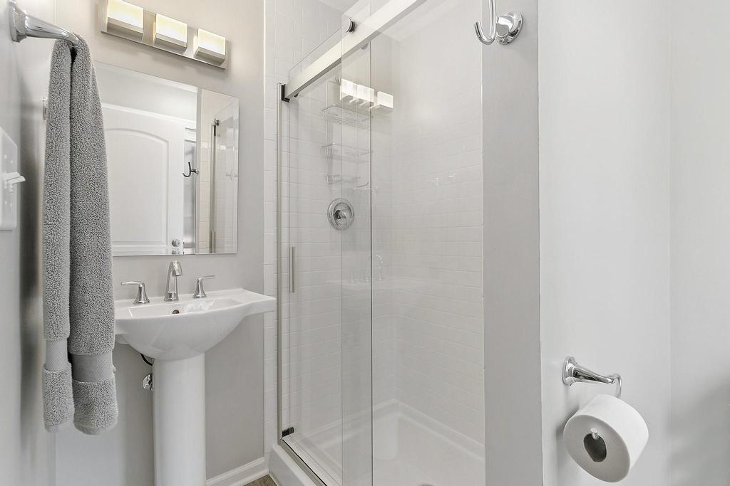 Building Photo - 931 W Glen Flora Ave