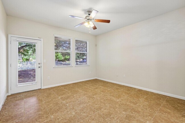 Building Photo - 711 Rolling Oak Dr
