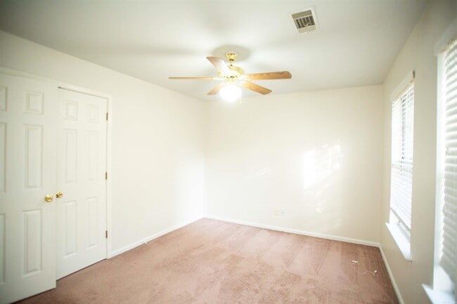 Building Photo - 14 Echo Point