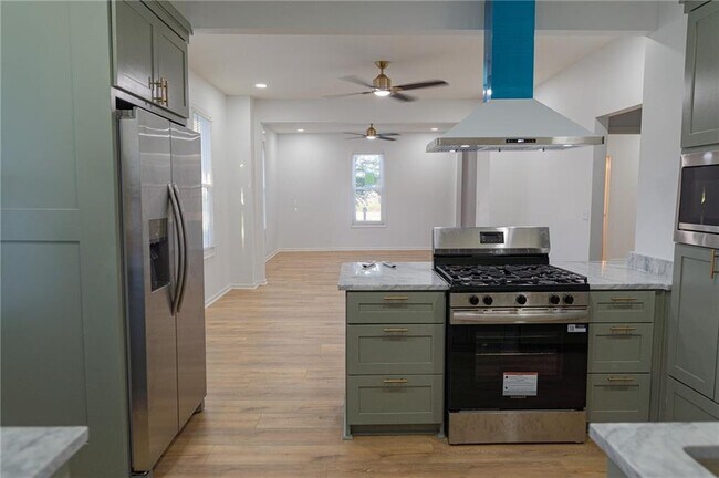 Building Photo - 817 Maple St