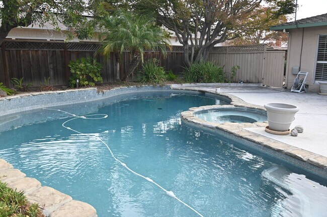 Building Photo - Prime Willow Glen, Just In Time for the Ho...