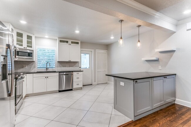 Building Photo - 488-EO