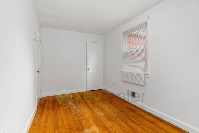 Building Photo - Bright 2BR/1BA Apartment with Private Entr...