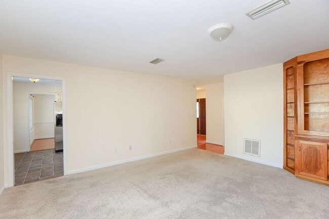 Building Photo - Spacious 4BR Home with a Fenced Yard & Jetted Tub