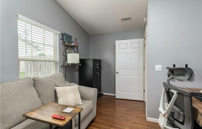 Building Photo - 3BR/2BR Home For Rent - Fenced Back Yard w...