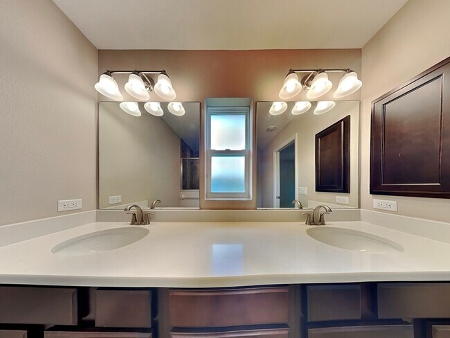 Building Photo - 8547 N Tiny Lily Dr