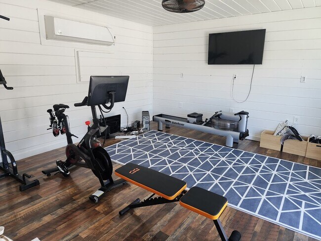 Building Photo - Gorgeous Home with 5 Bedrooms, 3 Baths, So...