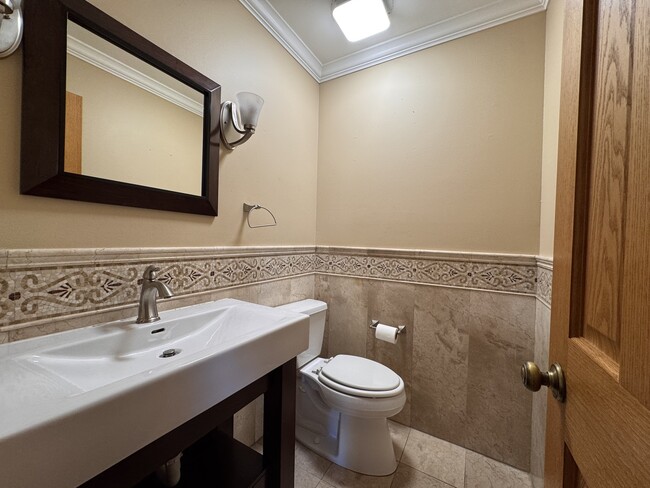 Building Photo - 1661 Estate Cir