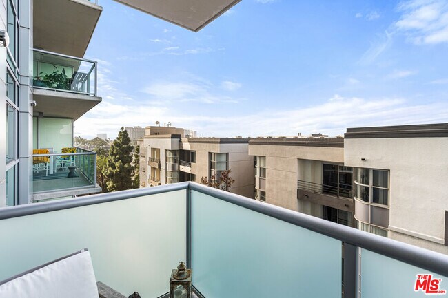 Building Photo - 13700 Marina Pointe Dr