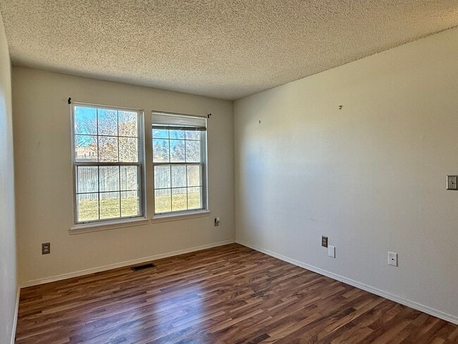 Building Photo - Open Tri-Level Townhome With Tons Of Space...