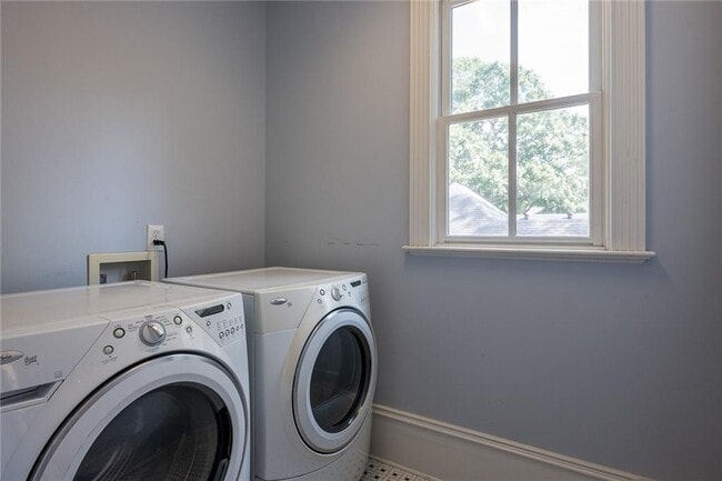 Building Photo - 765 Woodland Ave SE