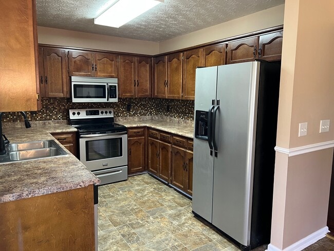 Building Photo - 11 Lone Oak Dr