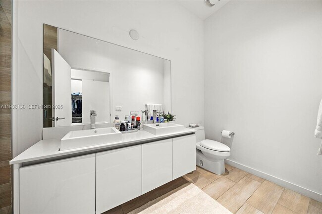 Building Photo - 1600 SW 1st Ave