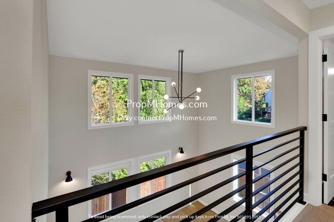 Building Photo - Spacious Light Filled Beautifully Remodele...