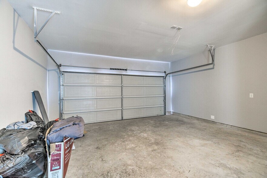 Building Photo - 4835 Sunflower St