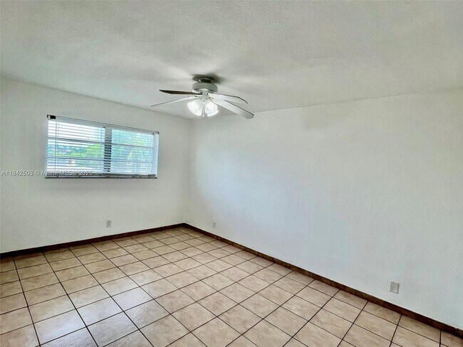 Building Photo - 581 Blue Heron Dr