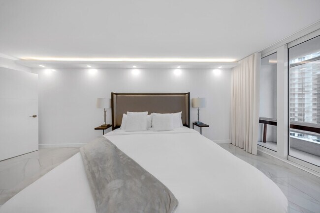 Building Photo - 1717 N Bayshore Dr