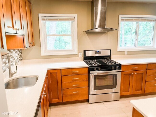 Building Photo - 3 br, 1 bath House - 139 Embassy Ln.