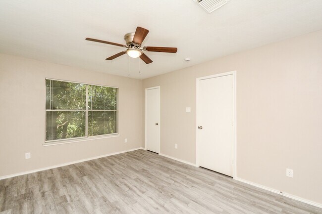 Building Photo - 8826 Pecan Pl Dr