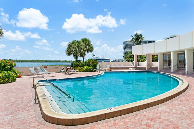 Building Photo - 132 Lakeshore Dr