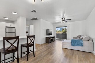 Building Photo - One Bedroom One Bath in Phoenix!