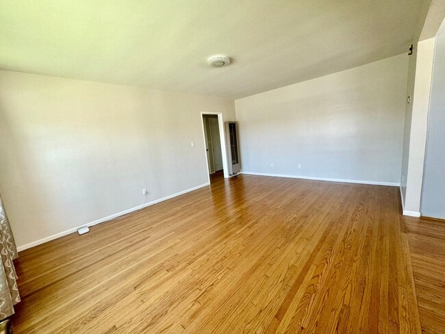 Building Photo - Charming 3 bedroom, 2 bath completely remo...